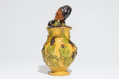 Un pot &agrave; tabac en poterie flamande &agrave; d&eacute;cor figuratif, attr. &agrave; Leo Maes, Torhout, 2&egrave;me moiti&eacute; du 19&egrave;me